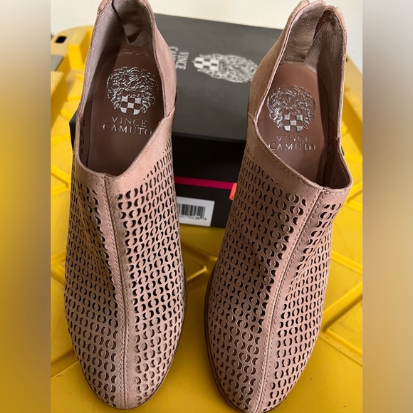 Brand new Vince Canute nude booties size 6 - Picture 2 of 3